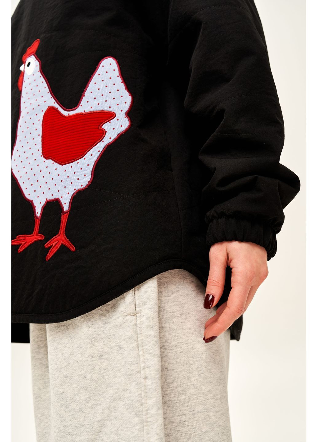 Черная демисезонная жакет с аппликацией "курочки" SYNONYMS