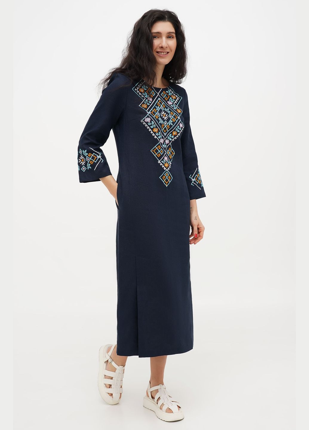 Синее прямое льняное платье с карманами и цветочно-геометрической вышивкой ватра (plus size). коричневый, р.62, код 0426/62/4705 ГАЛЕРЕЯ ЛЬОНУ