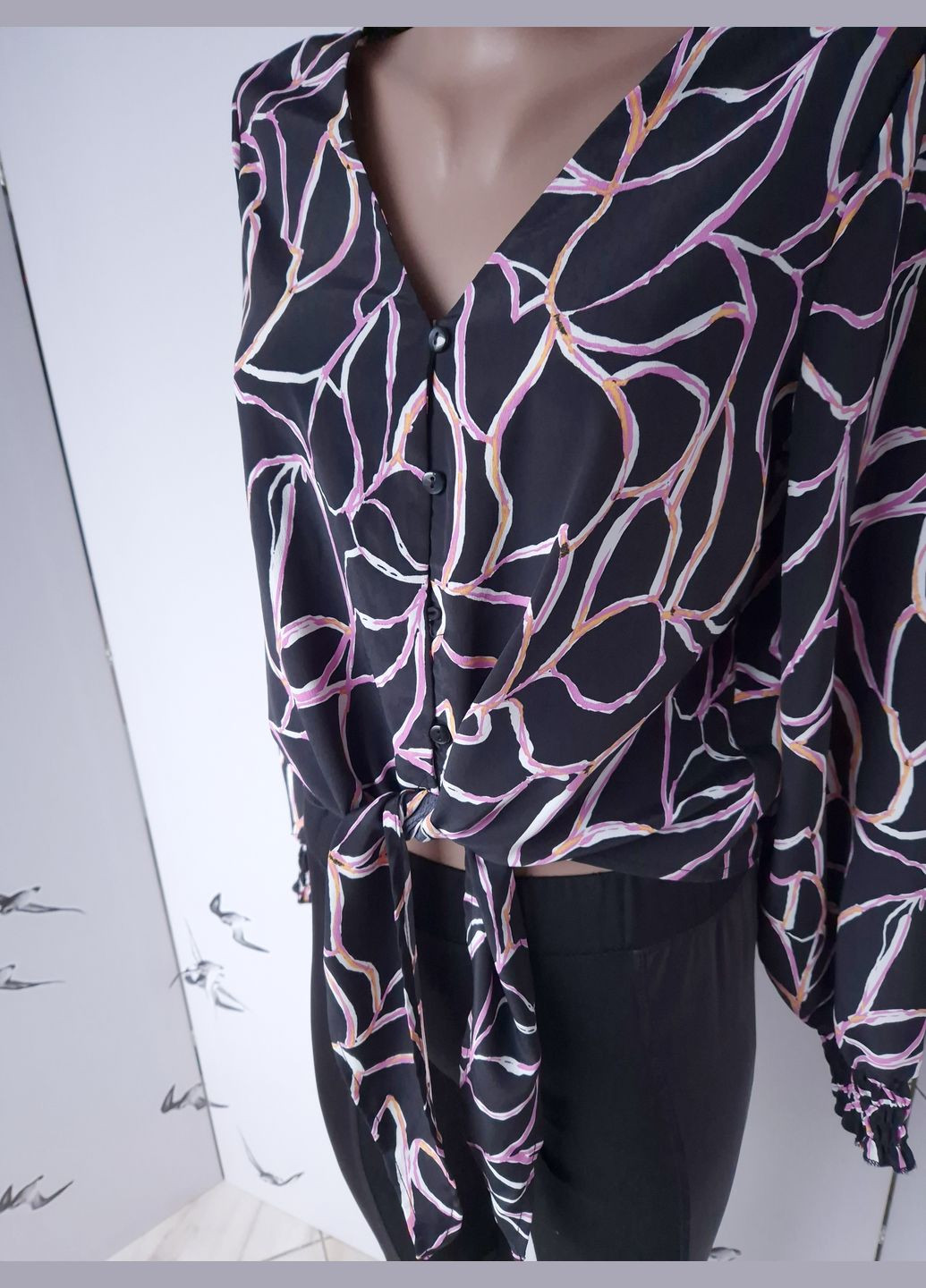Чёрная блузка женская в абстрактный принт с завязкой спереди Vero Moda