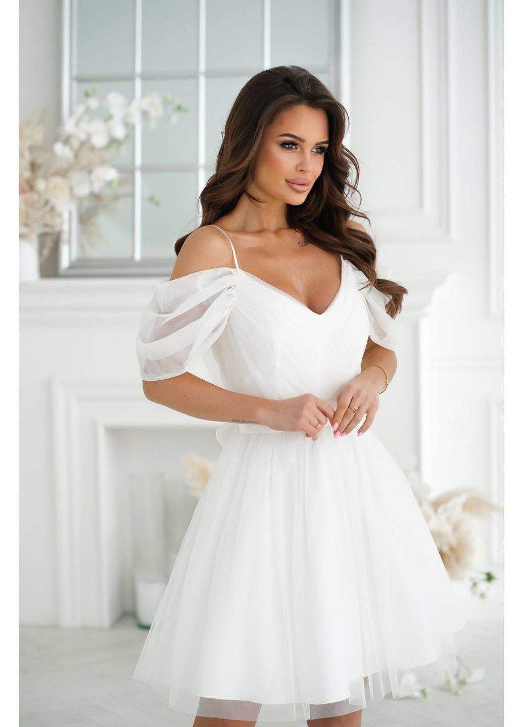 Молочное коктейльное платье с драпировкой из сетки и фатиновым подюбником молочный No Brand