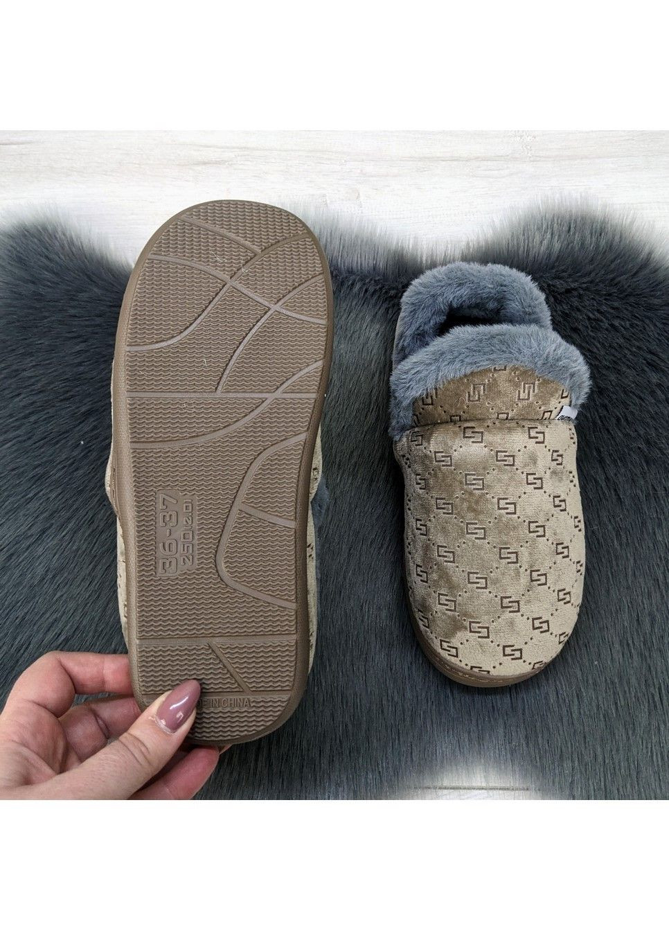 Коричневые тапочки чуни женские теплые закрытые Lion
