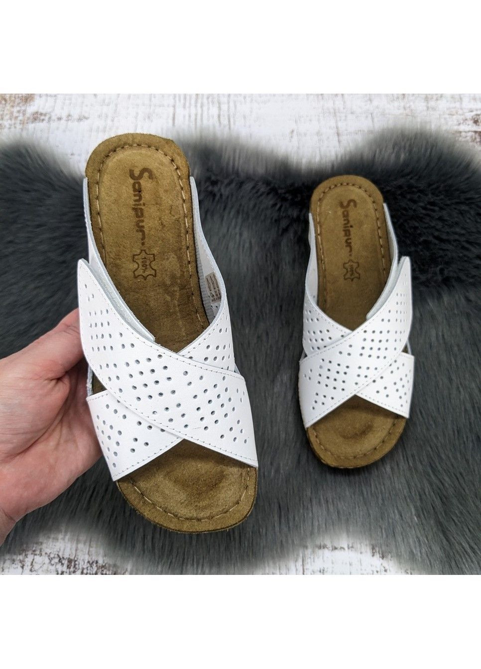 Белые шлепанцы женские Sanipur