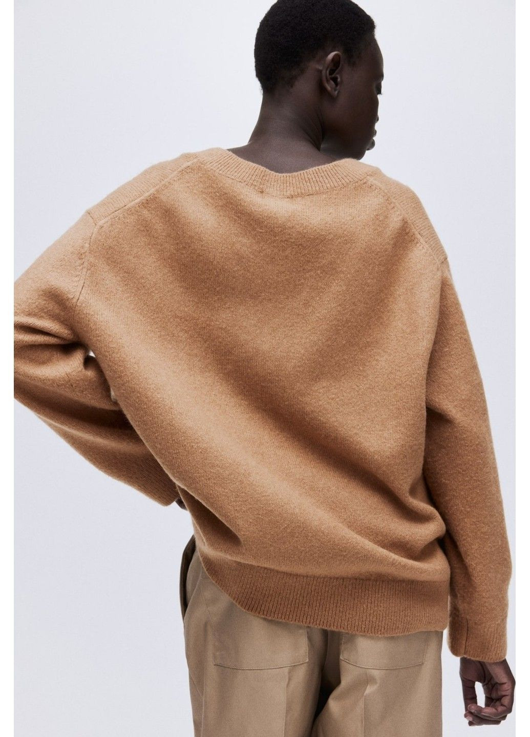 Бежевый демисезонный женский оверсайз свитер с v-образным вырезом н&м (58692) xs бежевый H&M