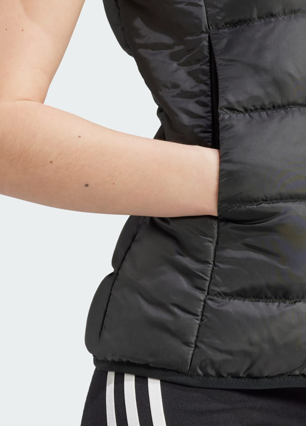 Чорна демісезонна пуховий жилет essentials 3-stripes light down adidas
