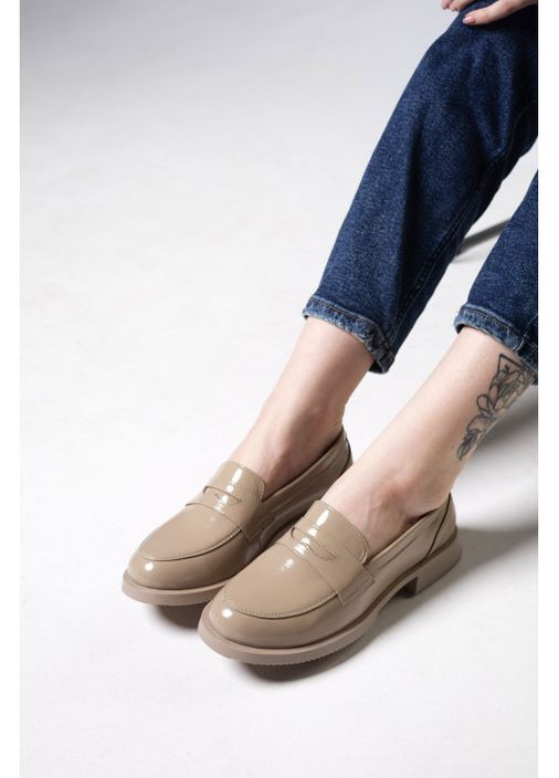 Стильные бежевые лаковые туфли Villomi без каблука