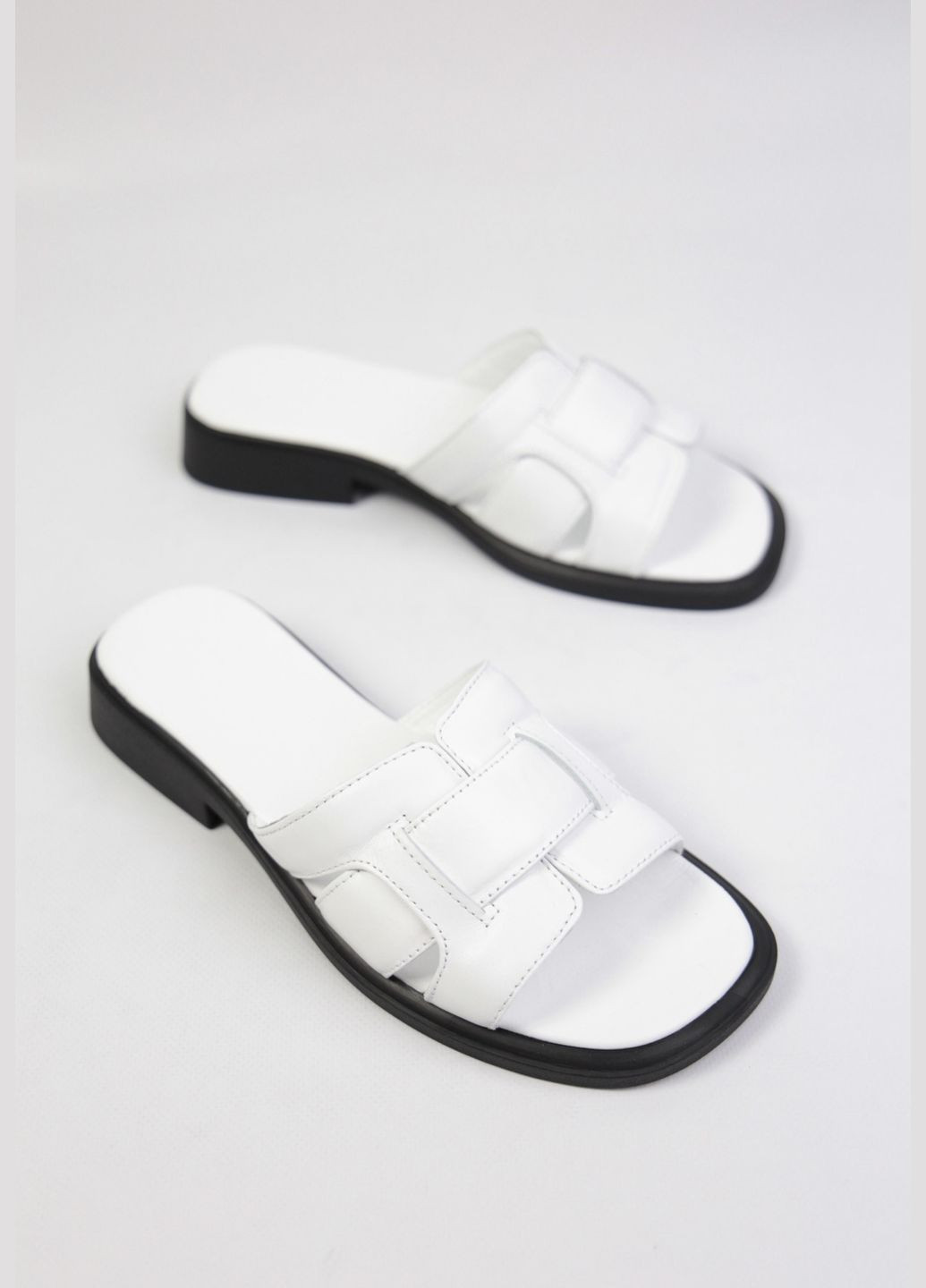 Белые шлепанци Benito