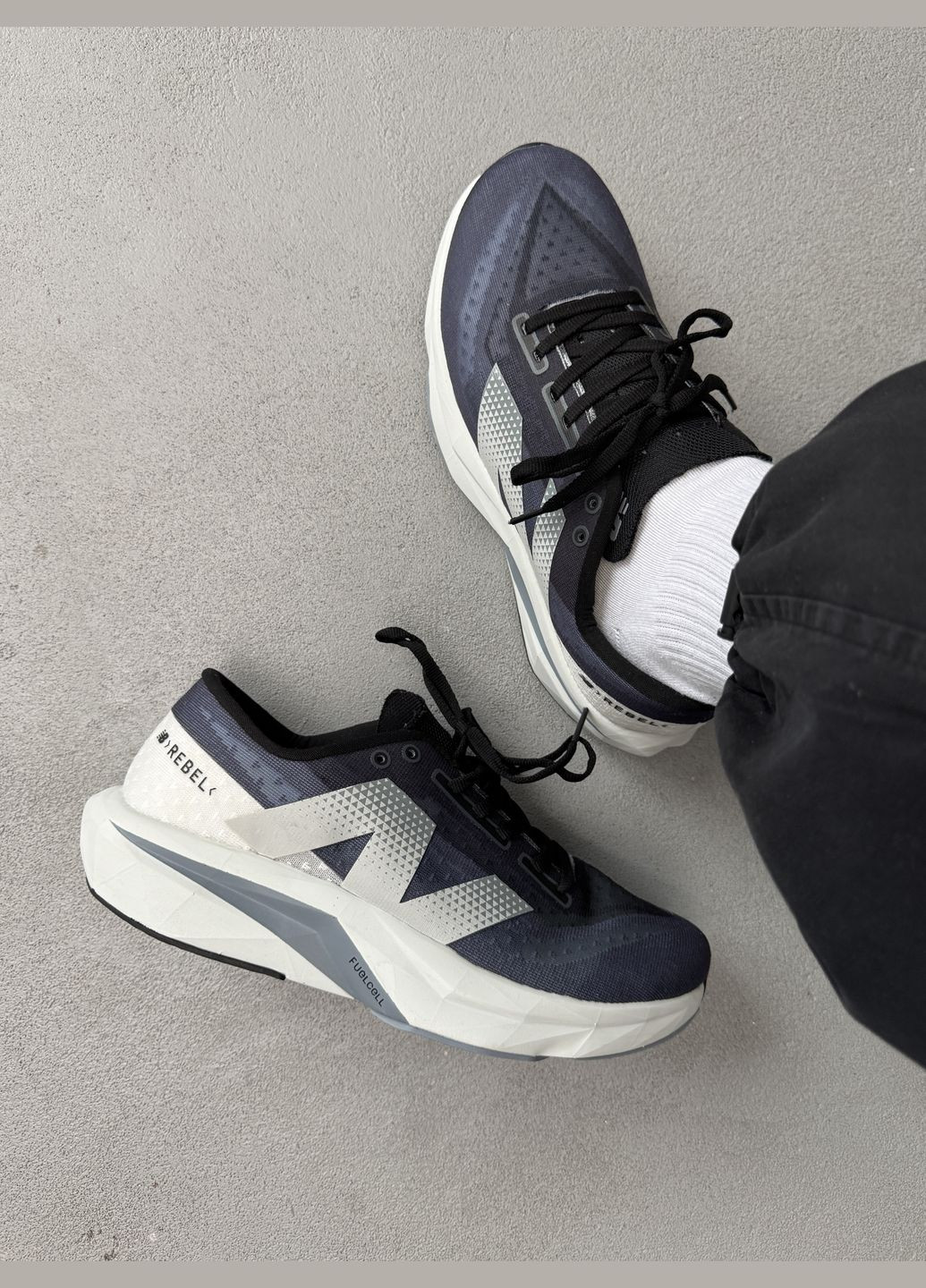 Синій Осінні кросівки чоловічі new balance fuelcell rebel v4 graphite grey white | нью беланс фьюлцел ребел сині No Brand