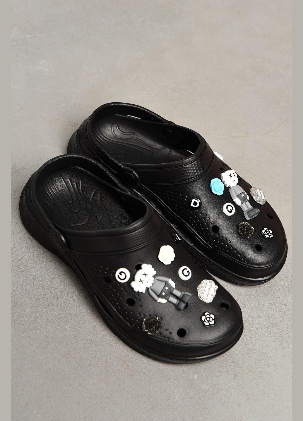 Крокси жіночі чорного кольору Let's Shop (317462515)