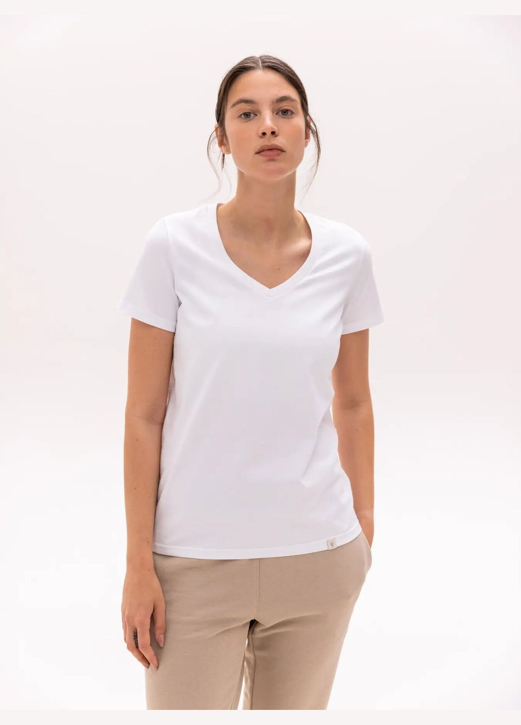 Белая всесезон футболка женская с v-образным вырезом с коротким рукавом Роза