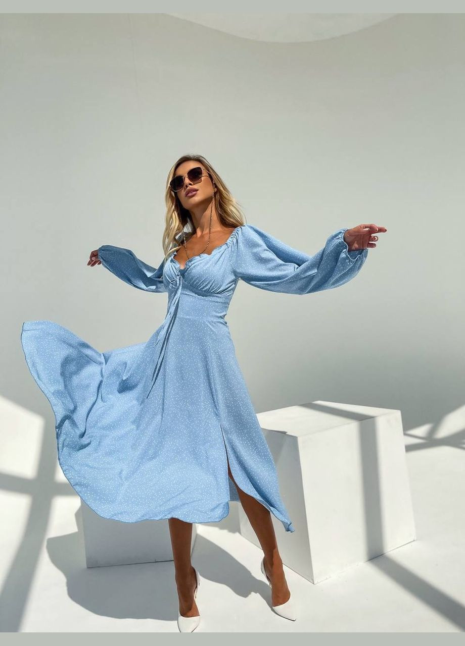 Голубое яркое летнее длинное платье в горошек с разрезом на ноге и открытым декольте, голубое платье с резинками на плечах No Brand