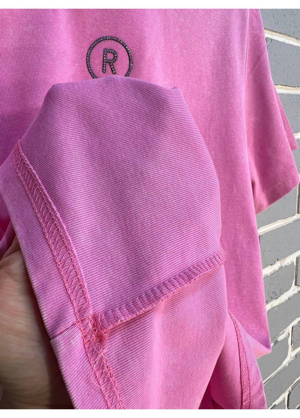 Футболка жіноча A-N 02517 варена аплікація літера "R" з камінців попереду середньої довжини one size No Brand - (315589176)