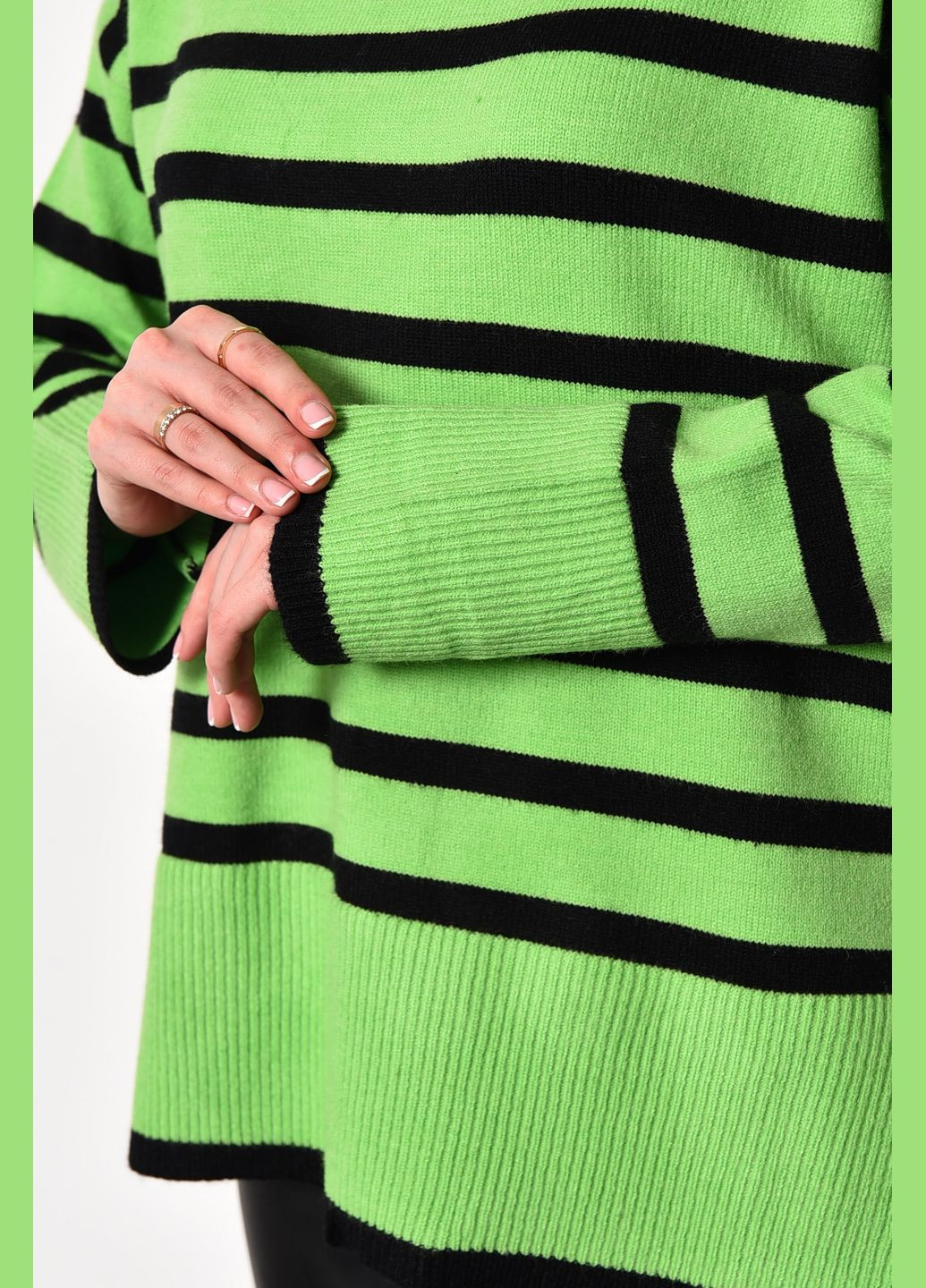 Салатовий зимовий светр жіночий напівбатальний в смужку салатового кольору пуловер Let's Shop