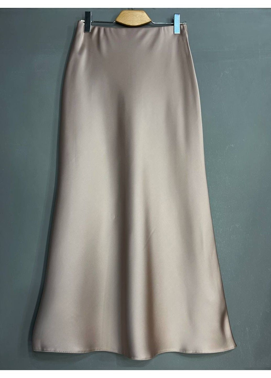 Бежевая юбка женская gritana 230 атласная королевский шелк с разрезом на резинке бежевая No Brand