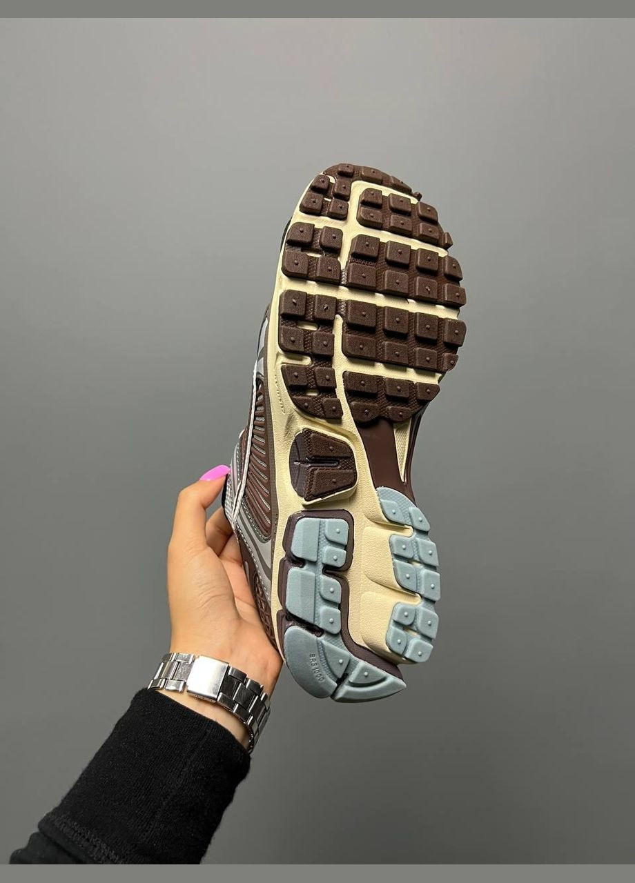 Коричневые демисезонные кроссовки мужские, вьетнам Nike Wmns Zoom Vomero 5 'Earth Fossil'