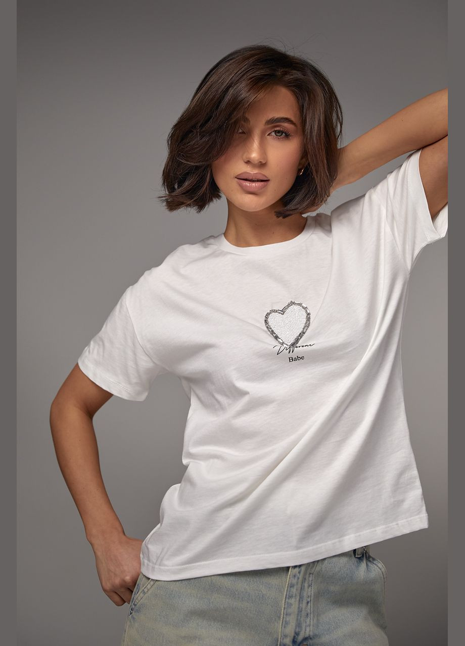 Біла літня жіноча футболка прикрашена серцем з бісеру та страз 2404 з коротким рукавом Lurex