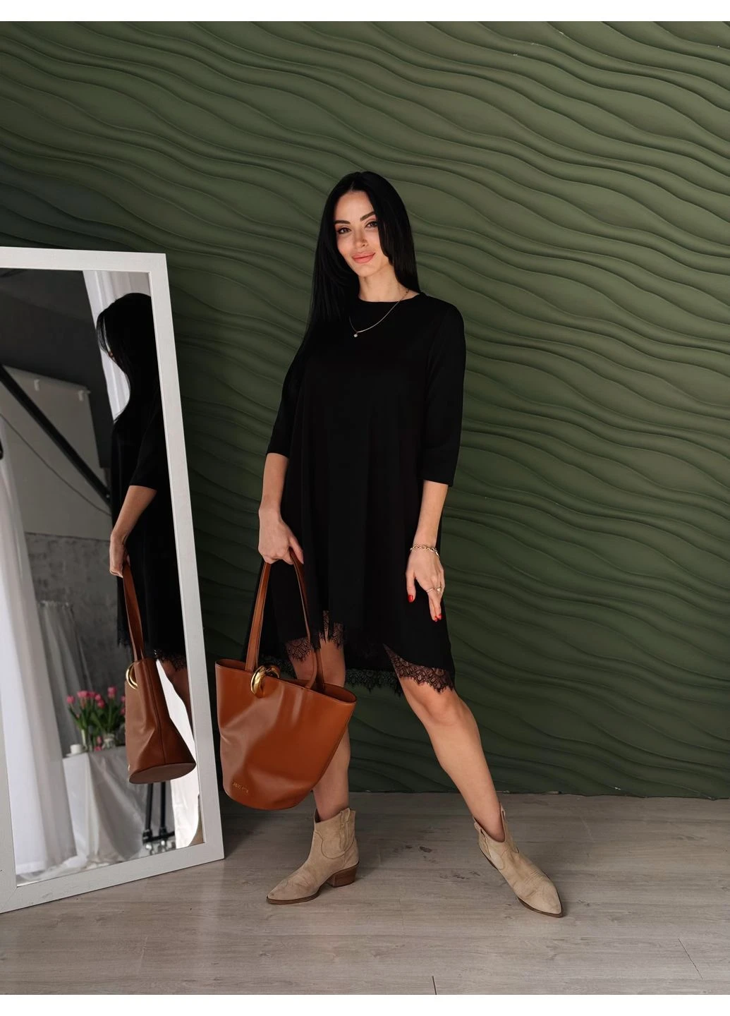 Чорна сукня трапеція з мереживом Fashion Girl однотонна