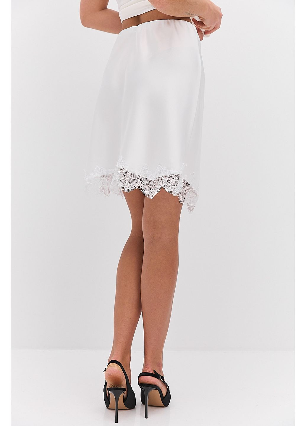 Атласна спідниця міні молочна з мереживом внизу розмір Arjen (373682127)