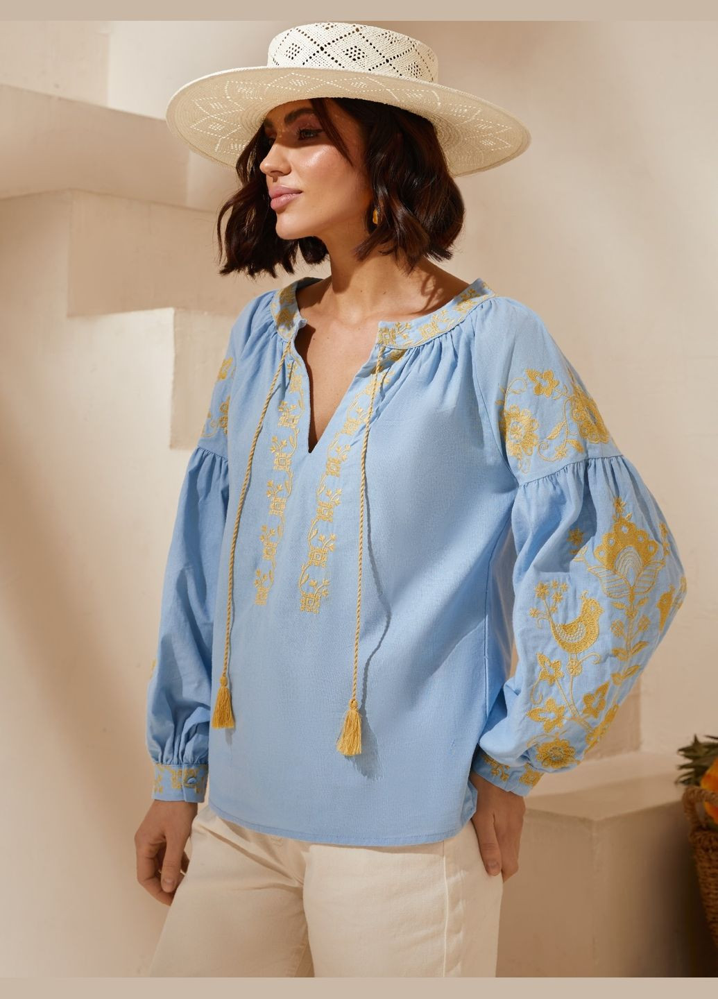 Светло-голубая женская вышиванка с вышивкой гладью на рукавах. ESQ хлопок (331864283)
