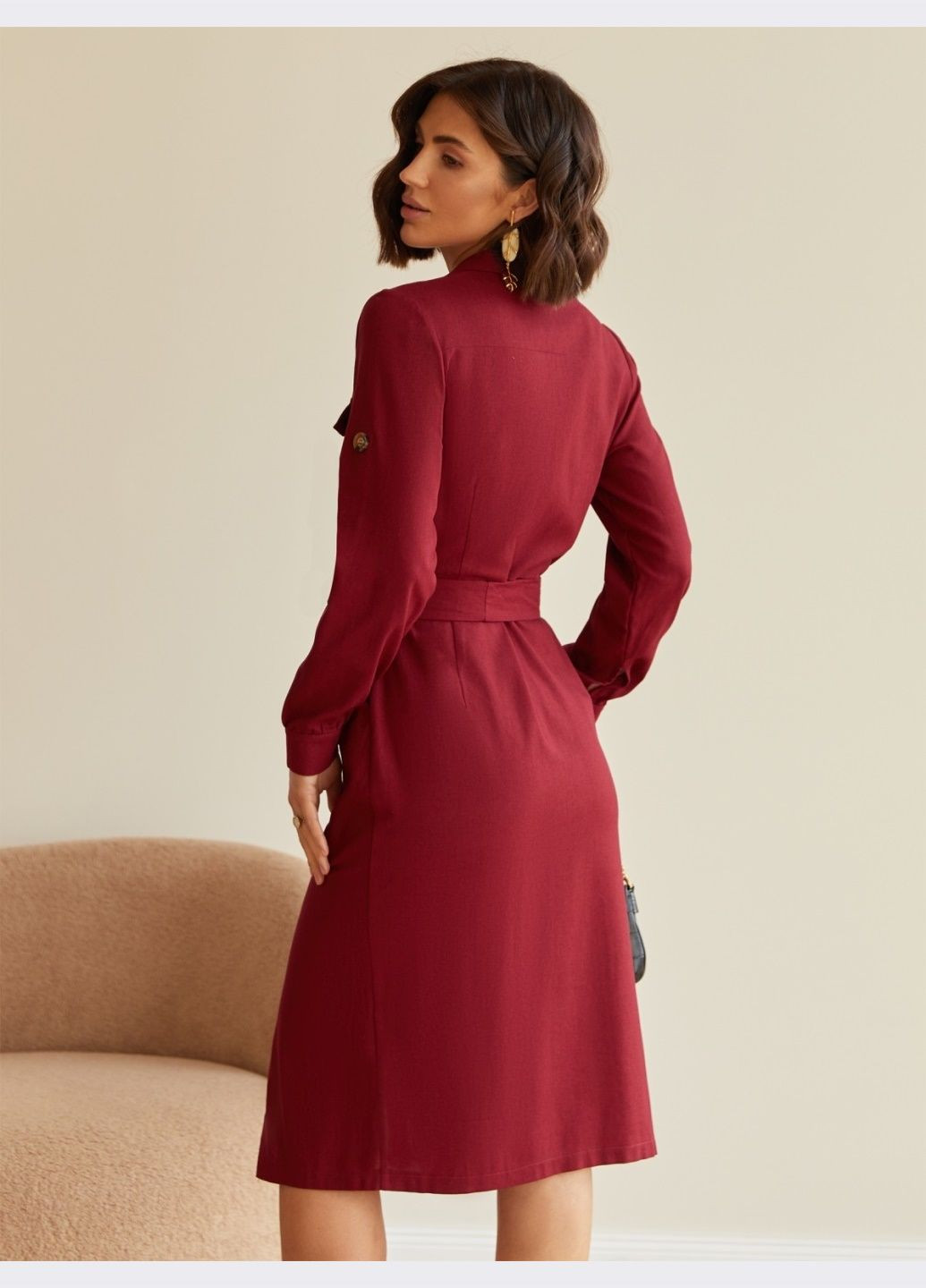 Бордовое льняное платье-рубашка бордового цвета со шлевками на рукавах Dressa