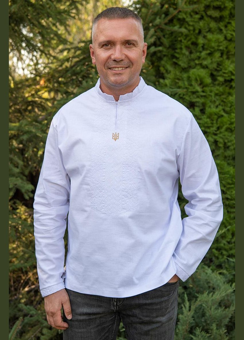 Белая мужская вышиванка белая по белому с золотым гербом – праздничная элегантность узор орнамент приталенная, свободная, прямой лен (321967590)