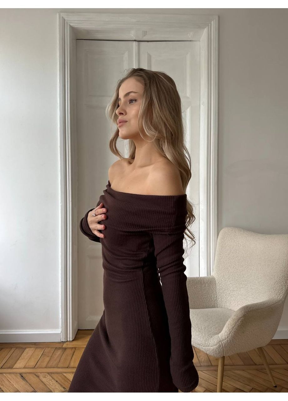 Коричневое платье с открытыми плечами ангора с открытыми плечами No Brand