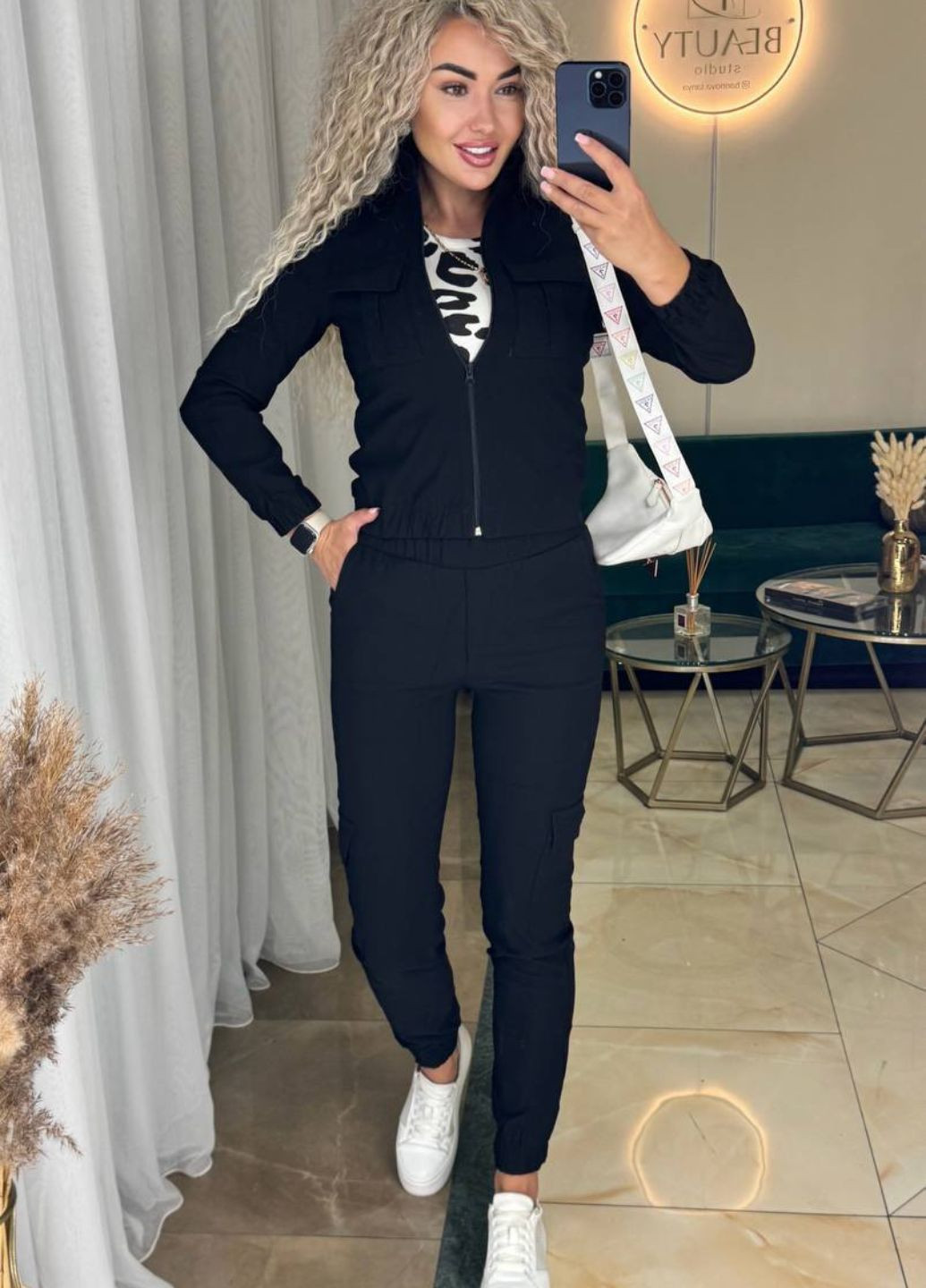 Женский костюм из джинс-бенгалина с манжетами, накладными карманами и воротником-стойкой Allthings (322644492)