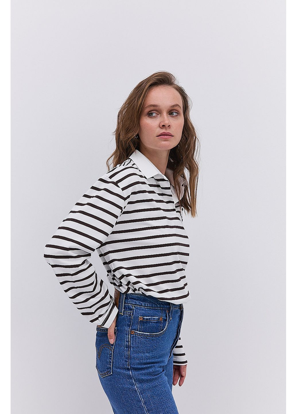 Лонгслив с воротником поло молочный в коричневую полоску Arjen (364967636)