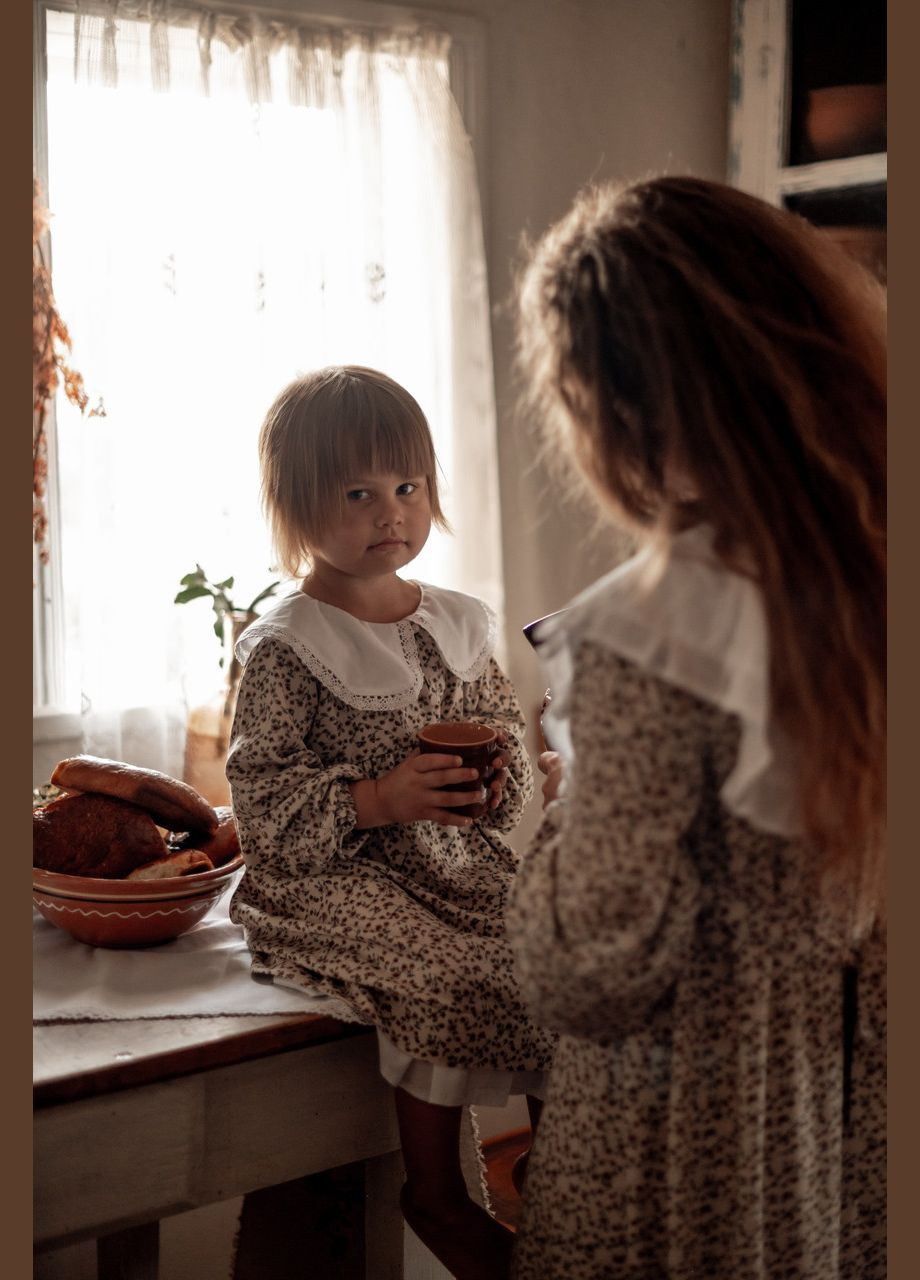 Бежева дівчача сукня у рослинний принт з батистовим оздобленням V.O.G. (303106206)