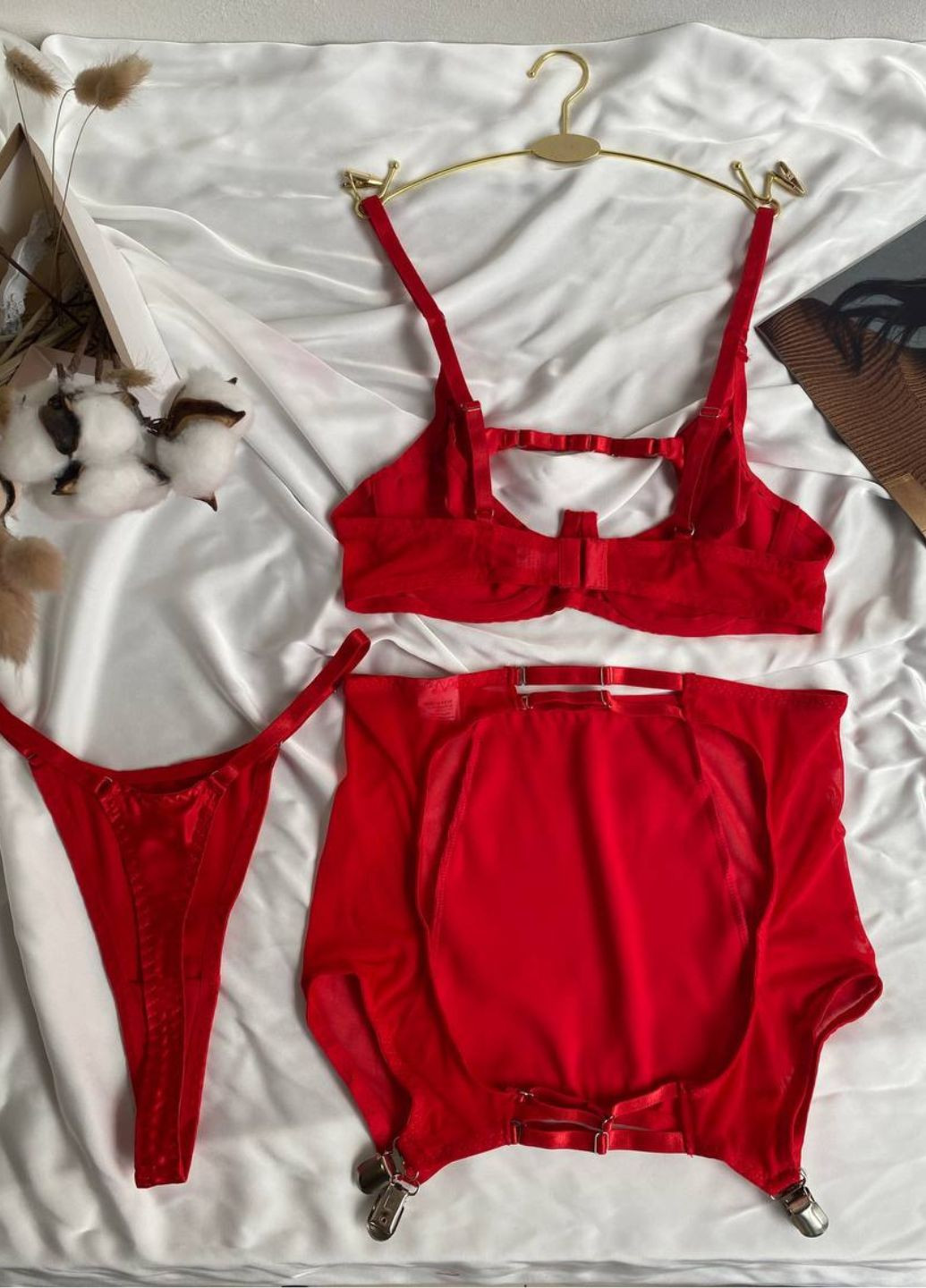 Червоний жіночий комплект спідньої білизни атласний з поясом-спідничкою червоний jessica SHEIN