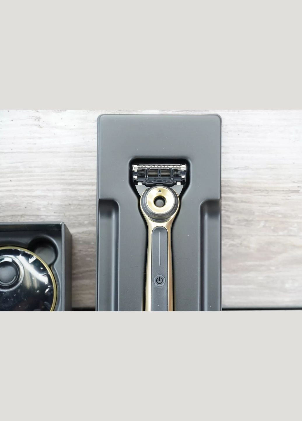 Станок для бритья с подогревом Labs Heated Razor Starter Kit лимитированная серия золотистого цвета с 5ма картриджами. Gillette (316324015)