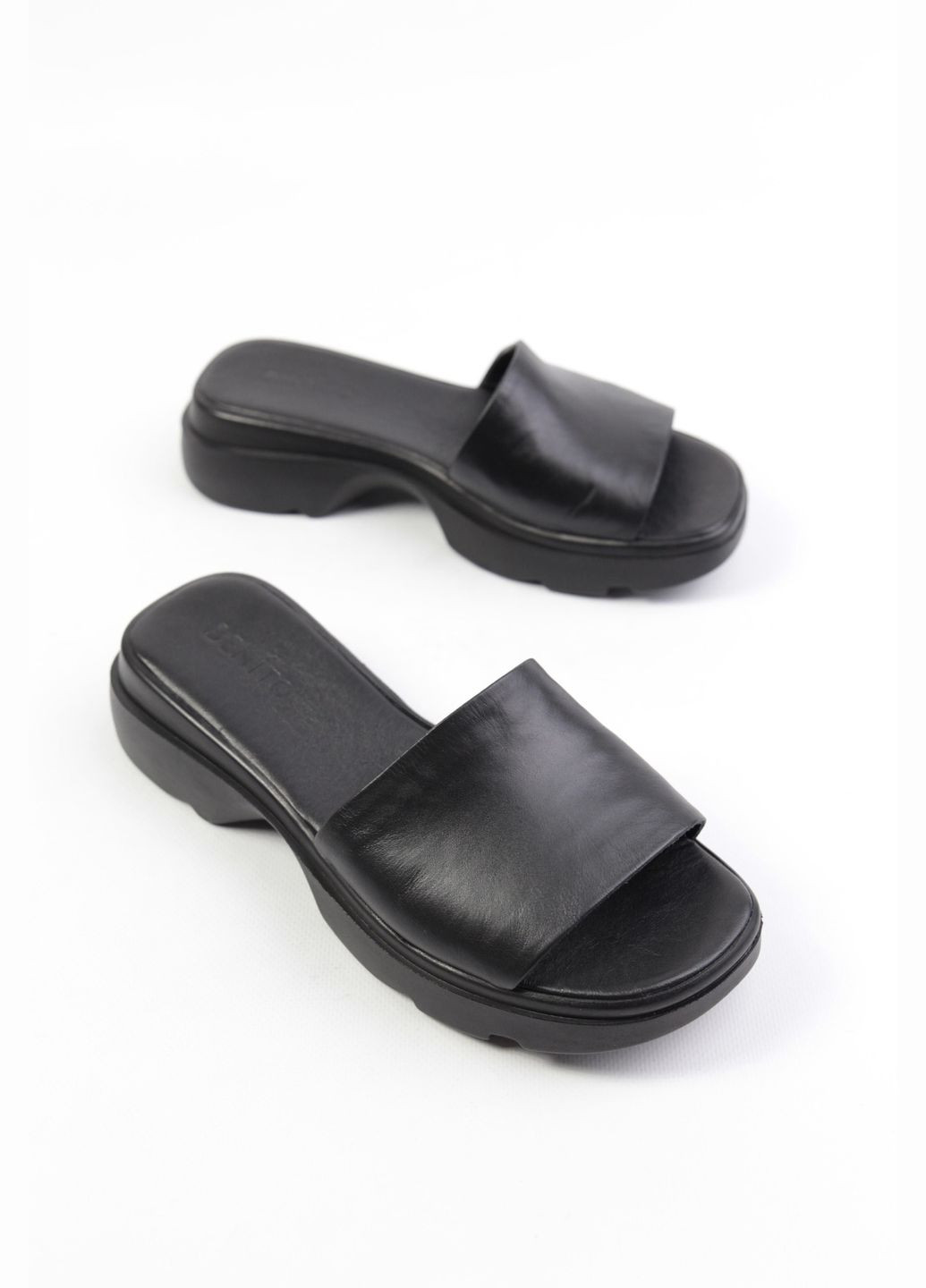 Черные шлепанци Benito