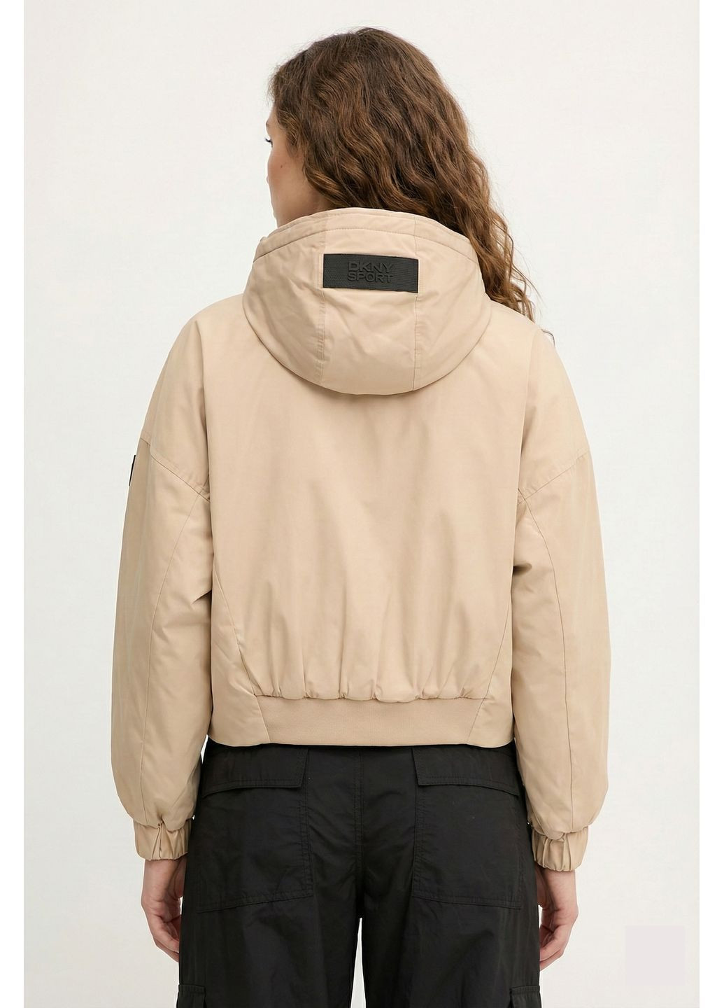 Бежева жіноча коротка куртка з утепленням DKNY SHORT LOGO EMBELLISHED HOODED JACKET TRAVERTINE/ AZALEA