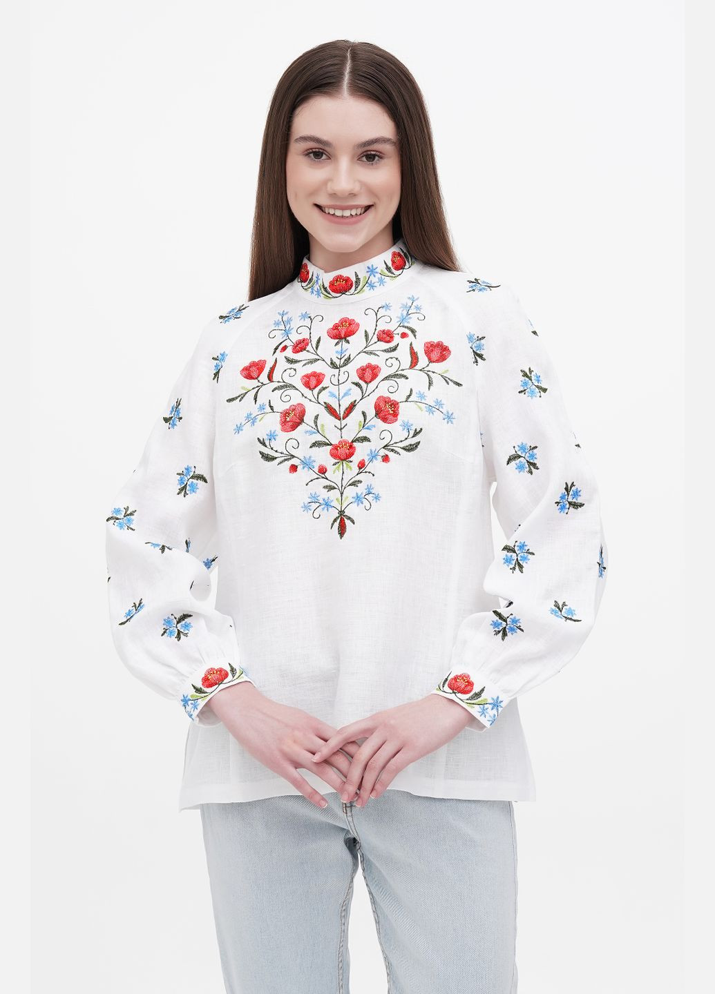Белая женская льняная вышиванка с цветочной вышивкой, высокой горловиной и манжетами тернавка. белый, р.48, код 9262/48/78 ГАЛЕРЕЯ ЛЬОНУ