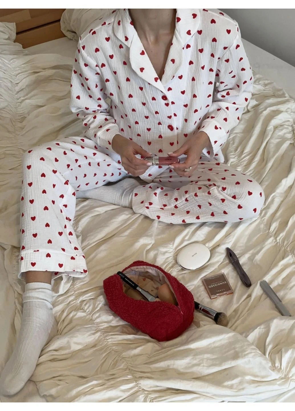 Белая женская пижама из муслина красные сердечки(рубашка+штаны) Cosy