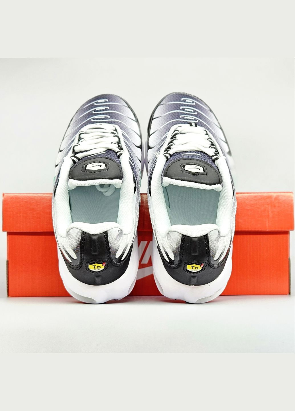 Серые демисезонные кроссовки мужские и женские nike air max tn plus grey \ найк аир макс тн плюс серые No Brand