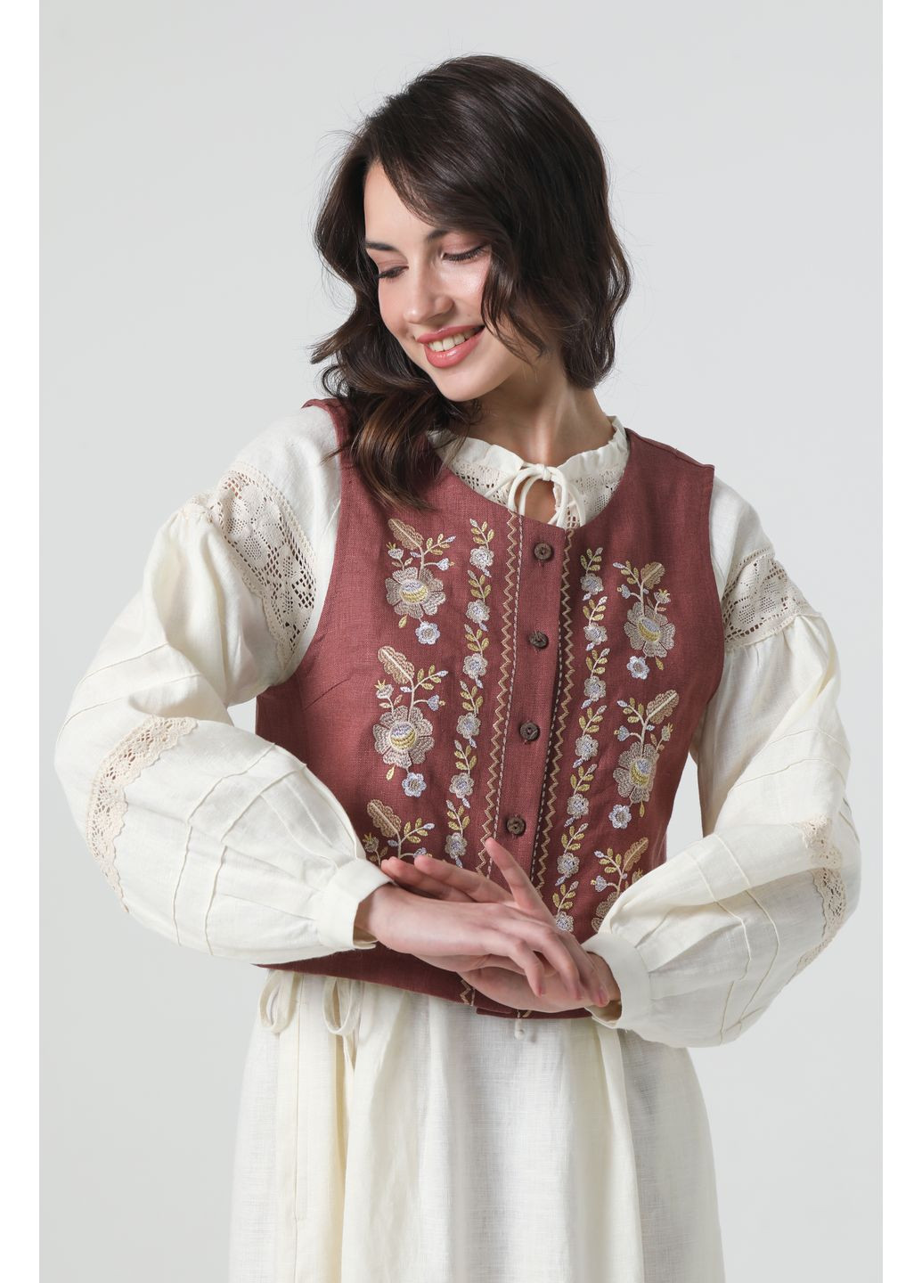 Жіночий вишитий лляний жилет на ґудзиках без підкладки з квітковим орнаметном Павлинка., р., код 9493/40/1330 ГАЛЕРЕЯ ЛЬОНУ (369667889)