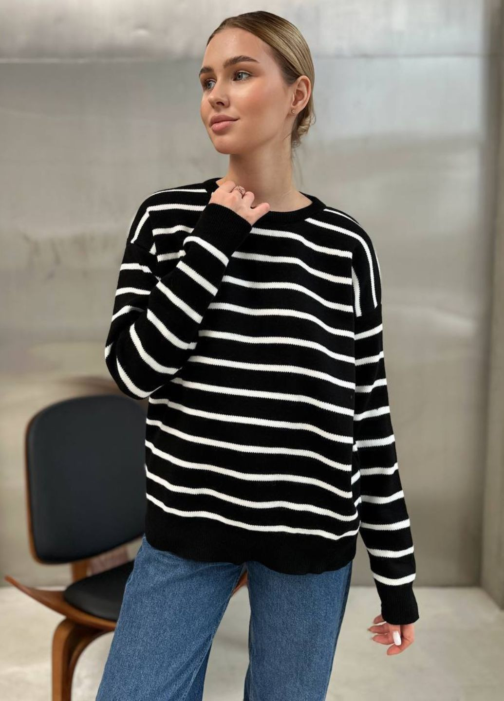 Черный демисезонный базовый свитер в полоску джемпер Україна