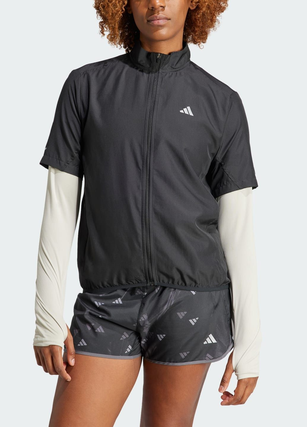 Чорна демісезонна куртка run it short sleeve adidas