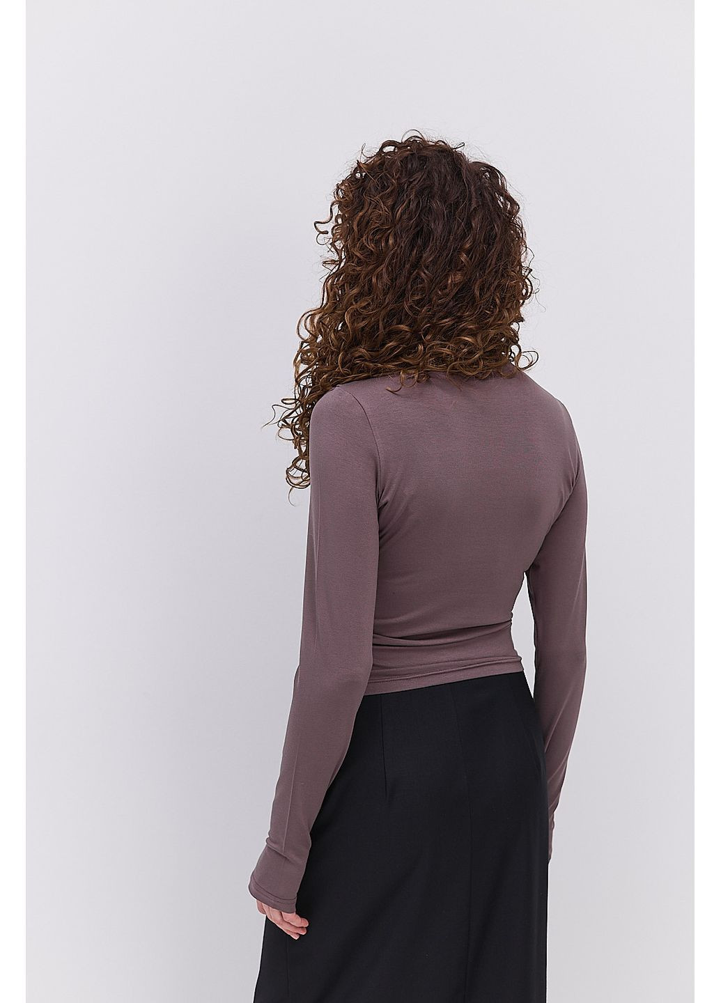 Жіночий лонгслів шоколадний з вирізом для пальця на рукавах Arjen (370602257)