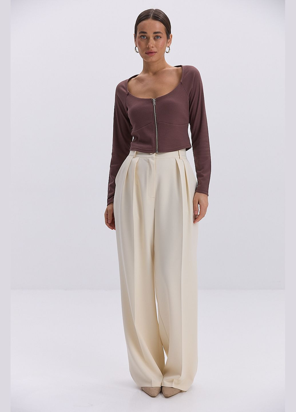 Укорочений жіночий лонгслів шоколадний з блискавкою спереду Arjen (324392484)