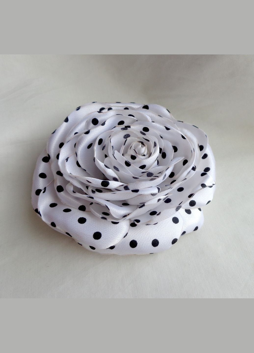 Брошка квітка з тканини ручної роботи "Біла Троянда Чорна Горошина" No Brand (349843075)