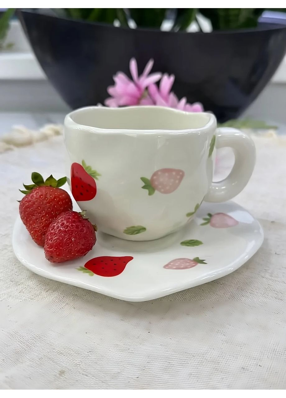 Керамічна чашка для кави з блюдцем 300мл принт квіточки і полунички, ручної роботи, біла OSM (365549103)