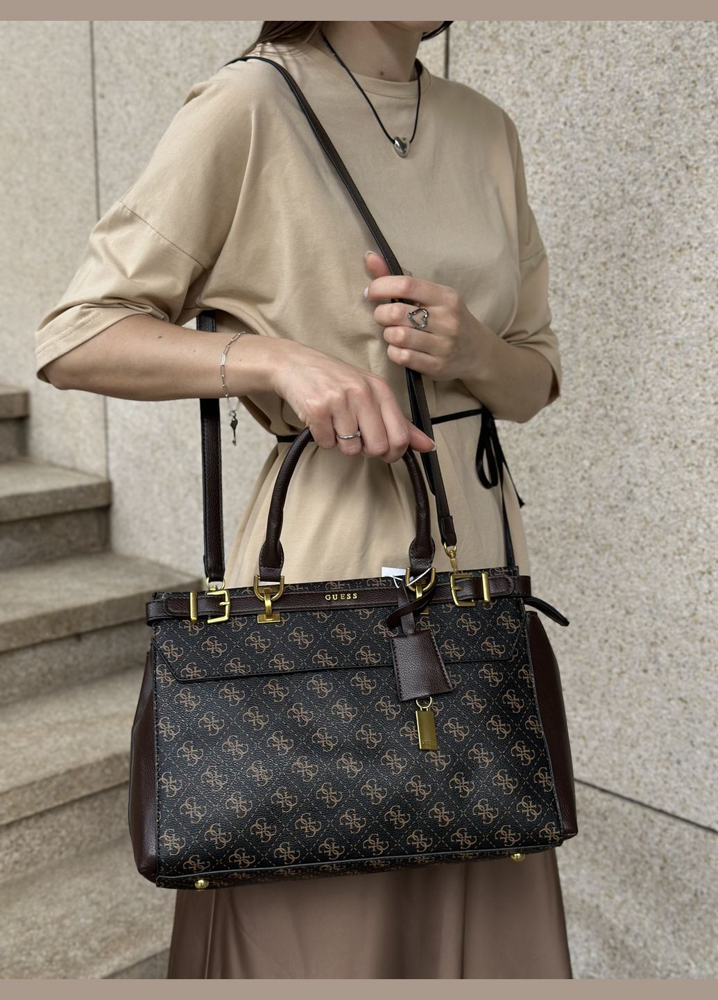 Женская сумка Guess с двумя ручками коричневая No Brand (296576470)