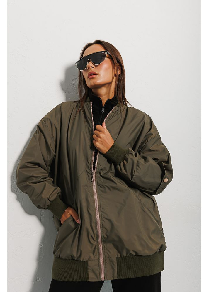 Оливкова зимня подовжена жіноча вітровка оливкова демісезонна з кишенею на рукаві куртка від вітру Arjen
