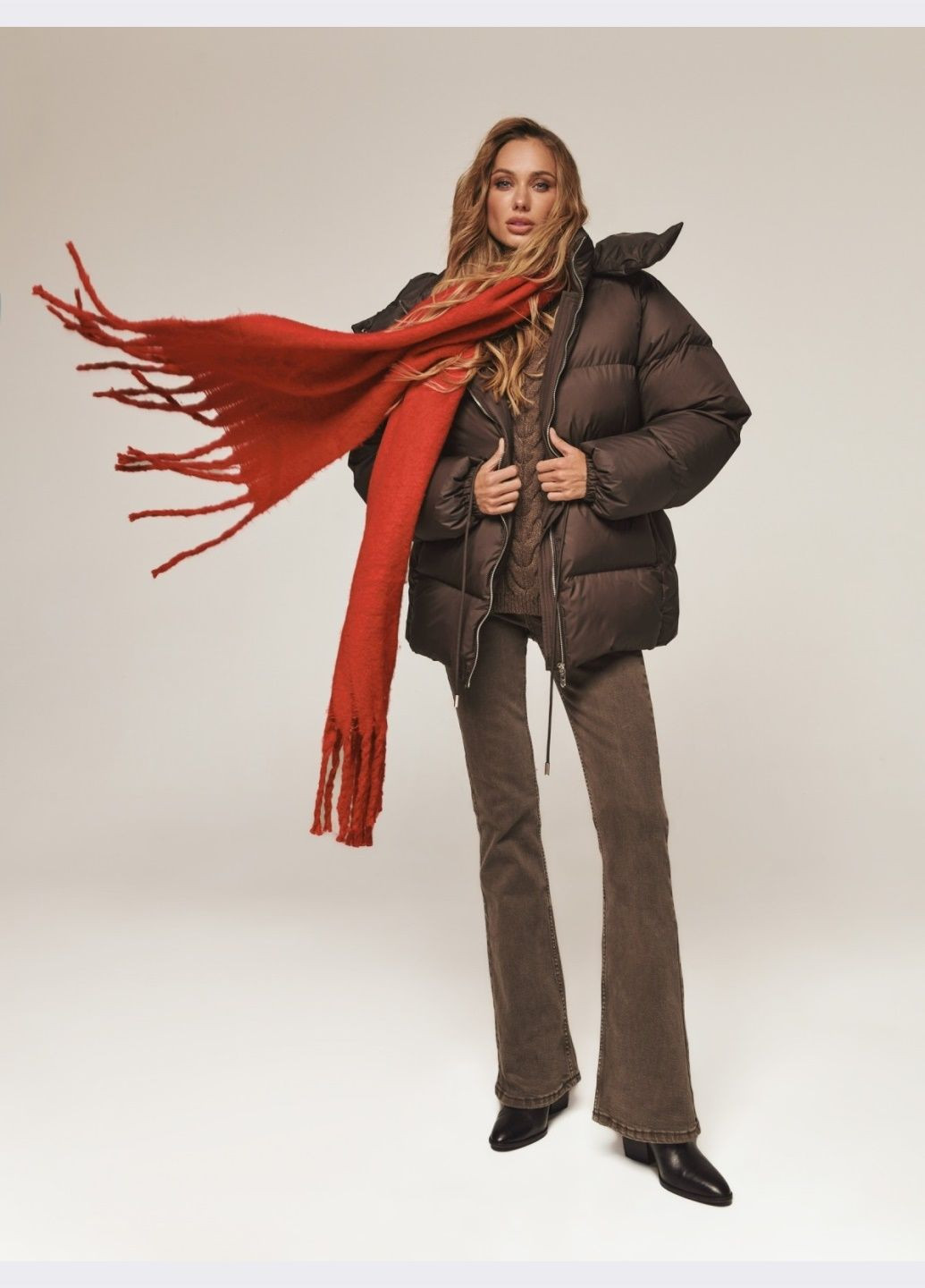 Коричнева зимня пуфер шоколадного відтінку з капюшоном і куліскою на талії Dressa