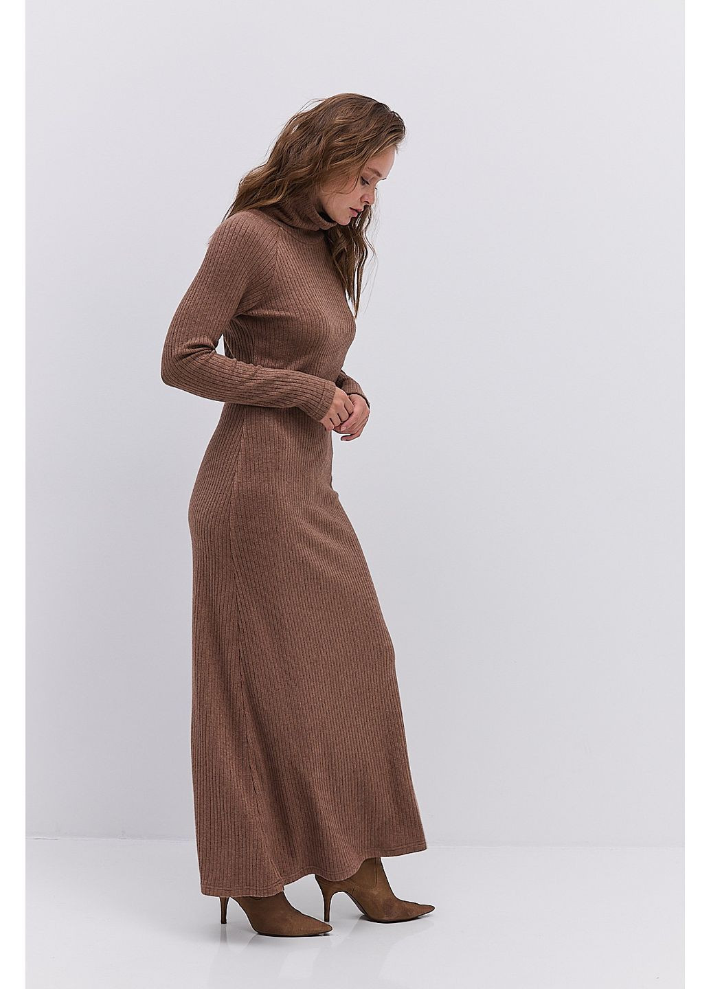 Коричневое длинное трикотажное платье в рубчик черное с воротником-стойкой Arjen