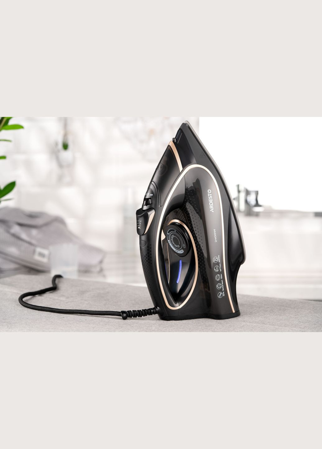 Утюг IRB2235, 2400Вт, 450мл, паровой удар, керам. подошва, черно-золотой Ardesto (314833127)