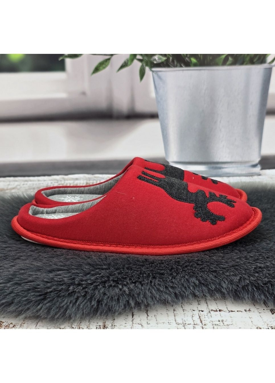 Красные тапочки женские красные текстильные с оленями на тонкой подошве Jomix