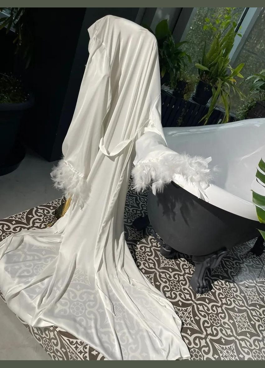 Жіночий довгий халат атласний просторий Казкова з декором пір'ям No Brand Халат довгий з пір`ям Fairytale (339603170)