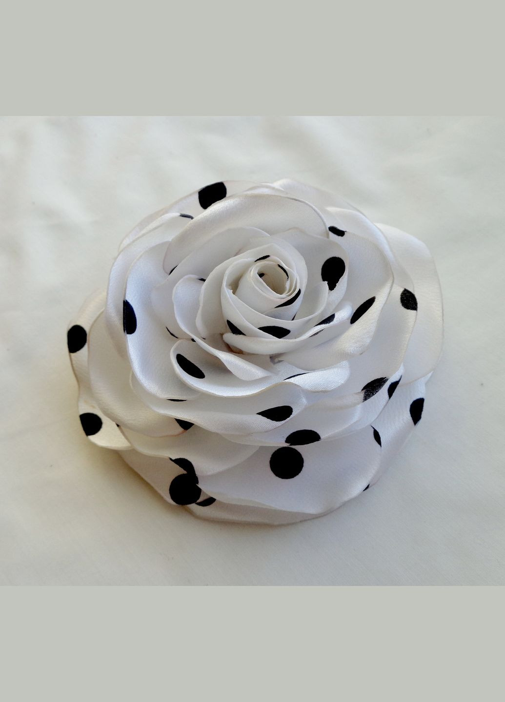 Брошь цветок из белой ткани ручной работы "Роза черный горошек" No Brand (349842596)